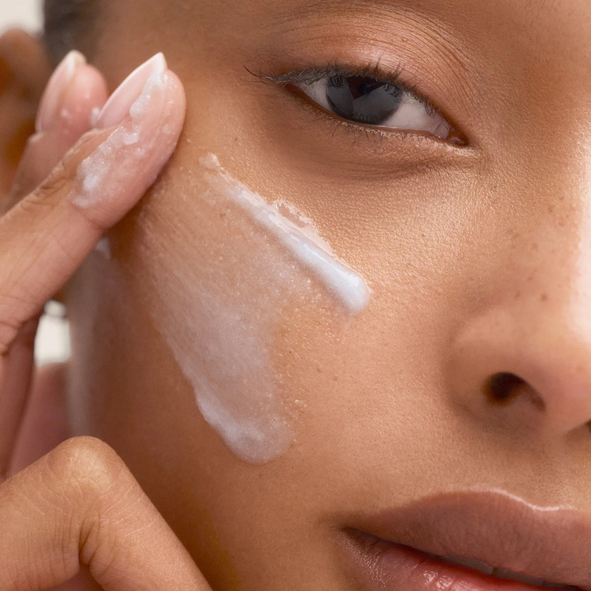 Påføring av Brightalive Skin Brightener på kinn. Produsentfoto fra ZO Skin Health.