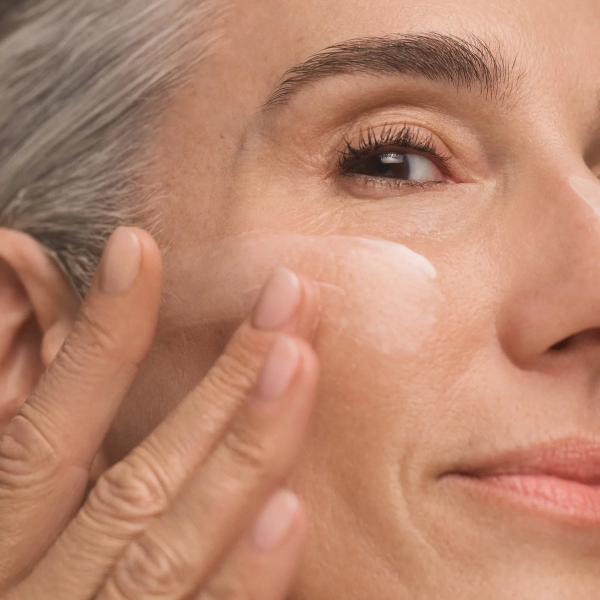 Påføring av Daily Power Defense på kinn. Produsentfoto fra ZO Skin Health.